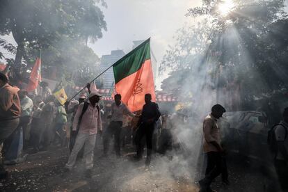 Simpatizantes del Bharatiya Janata Party (BJP) celebran la victoria del partido en las elecciones generales, en Bombay (India).