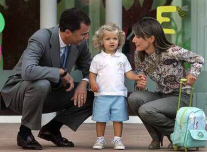 Los príncipes de Asturias, con su hija Leonor en su primer día de guardería.