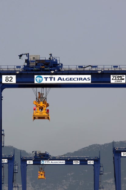 Dos de las grúas de la terminal de Hanjin en Algeciras.