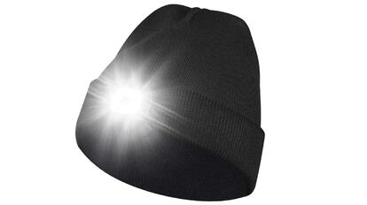 que regalar a alguien que tiene de todo en 2024: gorro abrigado que integra una luz potente.