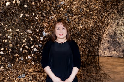 La artista japonesa Chiharu Shiota ante su instalación, en Balaguer, el pasado 3 de junio.