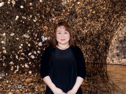 La artista japonesa Chiharu Shiota ante su instalación, en Balaguer, el pasado 3 de junio.