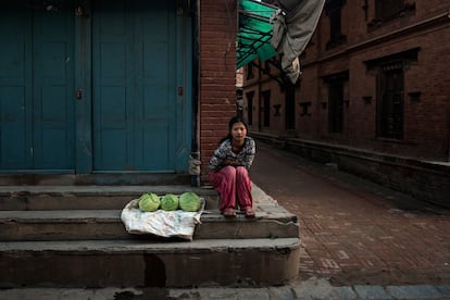 Los trabajadores que dependen de salarios diarios son los que más han sufrido los efectos de la pandemia. Muchas mujeres se han visto privadas de su única fuente de ingresos, lo que ha incrementado la dependencia con sus maridos. Una situación que, junto con los confinamientos domiciliarios, ha alimentado la violencia ejercida contra ellas. En la imagen, una vendedora informal en las calles de Bhaktapur, Nepal.