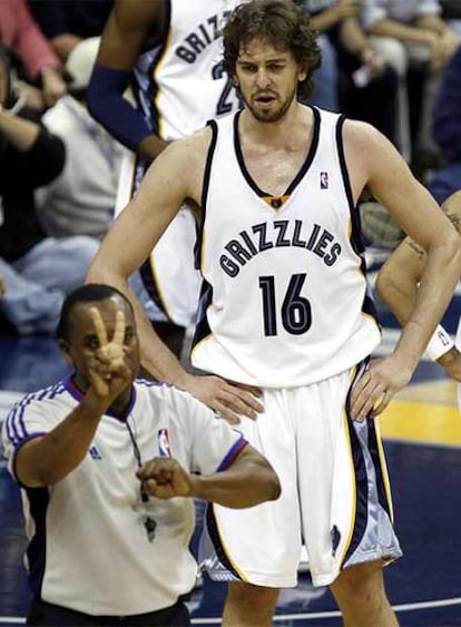 El jugador de los Grizzlies de Memphis, el espa?ol Pau Gasol reclama una falta decretada por el juez Eddie Rush