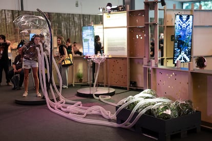 Así es 'Chemical Calls of Care.2', el teléfono que conecta a los visitantes con plantas.