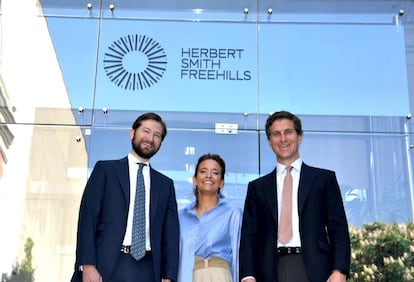 Guillermo Uriarte, Alejandra Galdos y Marcos Fernández-Rico.