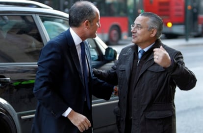 Miquel Domínguez, el pasado 19 de diciembre, cuando fue a saludar a Francisco Camps en el juicio de los trajes.