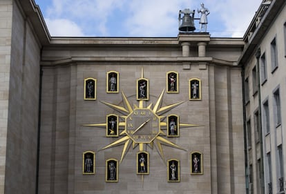 Mont des Arts, el barrio cultural de Bruselas, alberga buena parte de sus museos y se ubica en una de las entradas al casco histórico, con una de las mejores vistas de la urbe. Aquí, justo en la place de l´Albert, se encuentra el Archivo General del Estado. En una de sus fachadas se construyó un carillón con motivo de la Exposición Universal que se celebró en 1958. Sus 24 campanas comparten espacio con 12 figuras que representan a personajes relevantes para la historia de Bélgica. En lo alto del edificio, la campana más grande corona la composición. A su lado, un muñeco articulado golpea el metal cada hora para advertir a los bruselenses del paso del tiempo.