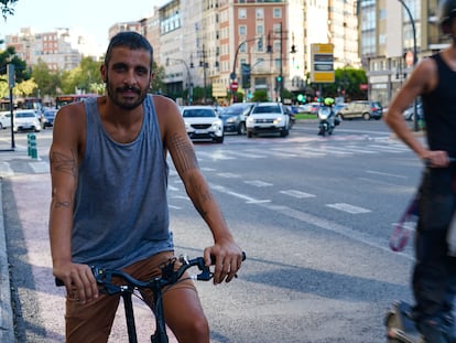 Marco Antunes (38 años) posa en el carril bici de la avenida Ramón y Cajal (unos metros más adelante es Fernando el Católico).