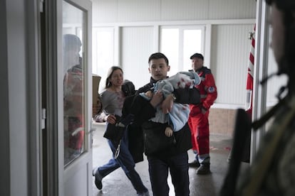 Un hombre traslada a su hijo herido a un hospital de Mariupol tras un bombardeo ruso. Putin sostiene que las sanciones de Occidente son parecidas a una “declaración de guerra”, según ha indicado este sábado en una reunión con mujeres tripulantes de vuelo de las aerolíneas rusas, emitida por la televisión pública.