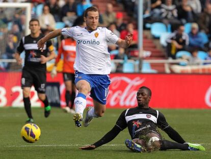 Diop arrebata el balón a Montañés.