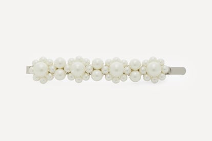 Los accesorios para el pelo se han convertido en inesperados vencedores en tiempos de videollamada. Algunos, como esta horquilla con perlas de Simone Rocha, son verdaderos tesoros.