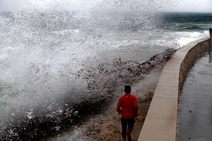 Un hombre corre entre las rocas en Tarragona