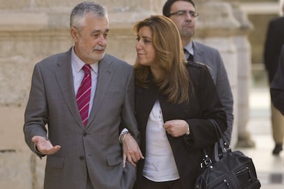 Susana Diaz cogida del brazo de José Antonio Griñán, pasea por el Parlamento en febrero pasado.