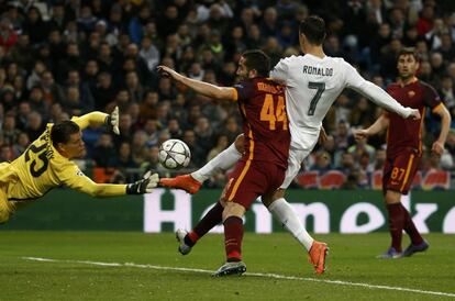 Cristiano Ronaldo bate al portero de la Roma, Szczesny, para sumar el primer gol del Real Madrid frente a la Roma