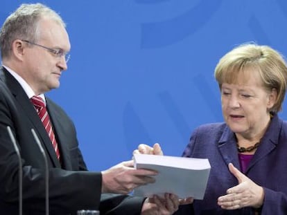 El president d'economistes del Govern alemany, Schmidt, lliura l'informe anual amb les seves recomanacions a Angela Merkel.