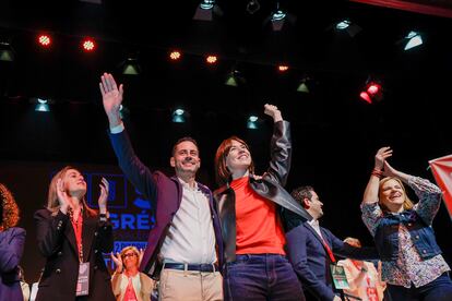 El secretario provincial del PSPV-PSOE, Carlos Fernández Bielsa, junto a la secretaria general, Diana Morant, en el congreso en Valencia.