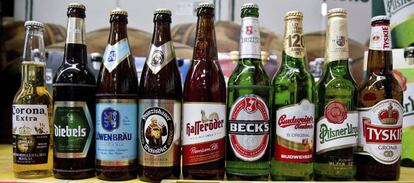 Vista de botellas de cerveza de la compañía belga AB InBev y de la inglesa SABMiller.