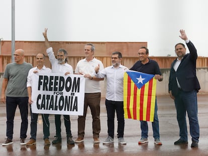 Raül Romeva Jordi Turull, Jordi Cuixart, Joaquim Forn Jordi Sànchez, Josep Rull y Oriol Junqueras, posan una bandera de la estelada y un cartel en el que se lee: `Freedom For Catalonia´, tras salir de la prisión de Lledoners después de obtener el indulto, en junio de 2021.