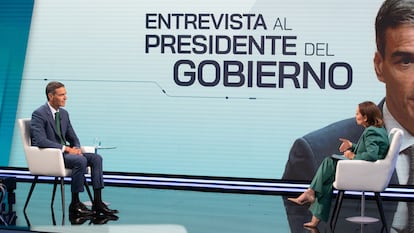 El presidente del Gobierno Pedro Sánchez, acompañado por la periodista Pepa Bueno, durante la entrevista a RTVE, este lunes en Madrid.