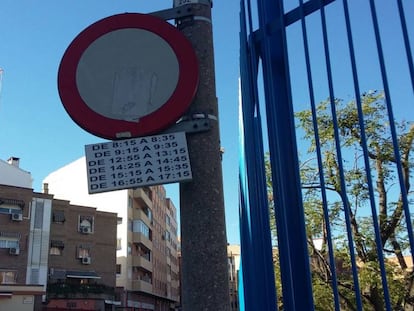 La señal de circulación que regula los tramos horarios de acceso a vehículos en la calle Santo Domingo de Silos.