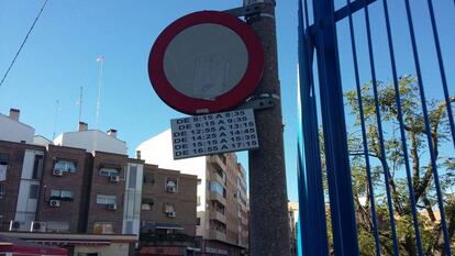 La señal de circulación que regula los tramos horarios de acceso a vehículos en la calle Santo Domingo de Silos.