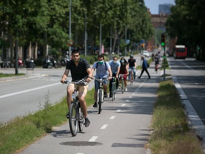 Ciclistas en el carril bici del paseo de Sant Joan de Barcelona durante la desescalada de la crisis del coronavirus.