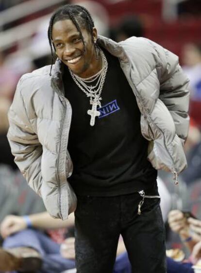 Travis Scott, durante un partido de baloncesto en febrero de 2018.