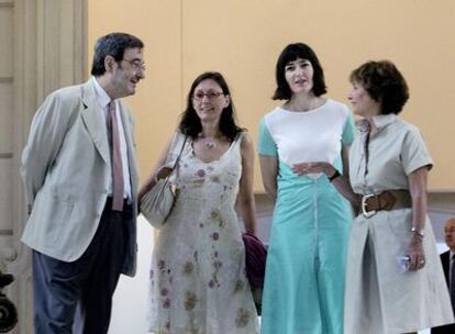 De izquierda a derecha, Narcís Serra, Ángeles Albert, Ángeles González-Sinde y María Teresa Ocaña, en el MNAC.