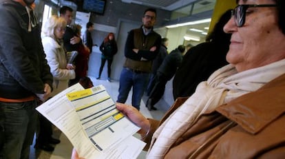 Colas en una oficina de Correos de Madrid el pasado jueves.