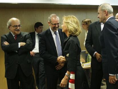 Elena Salgado y Manuel Chaves pasan delante de Mas Colell en el Consejo de Política Fiscal.