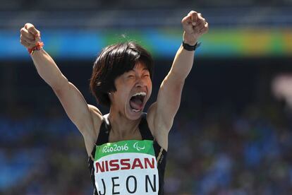 Jae Min Jeon (Corea) celebra el segundo puesto en los 200 m.