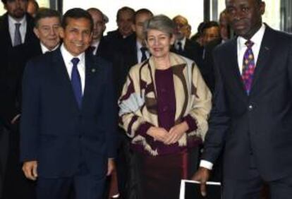 El presidente peruano, Ollanta Humala (i), y la directora general de la UNESCO, Irina Bokova (c), asisten a la ceremonia de nombramiento del tenor peruano Juan Diego Flórez (d) como Embajador de Buena Voluntad por la Educación y las Artes, en París, Francia, hoy.