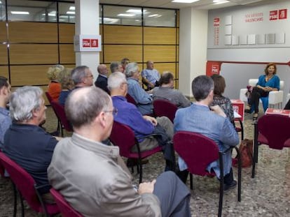 Ciprià Ciscar y Carmen Alborch, en la primera reunión de trabajo con representantes de la cultura.