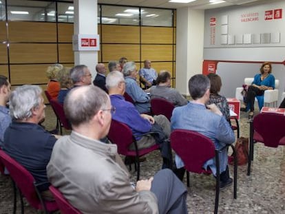 Cipri&agrave; Ciscar y Carmen Alborch, en la primera reuni&oacute;n de trabajo con representantes de la cultura. 