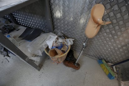 Una prótesis dentro del camión de la clínica, el 20 de marzo de 2016.