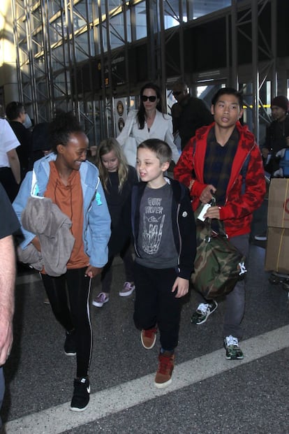 Angelina Jolie junto a sus hijos Vivienne, Knox, Zahara y Maddox, en el aeropuerto de Los Ángeles.  En la imagen la familia cuando se disponían a abordar un vuelo a Camboya. 