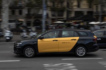 Un taxista circula por Pla de Palau, en Barcelona.