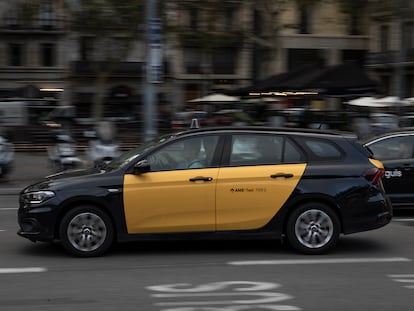 Un taxista circula por Pla de Palau, en Barcelona.