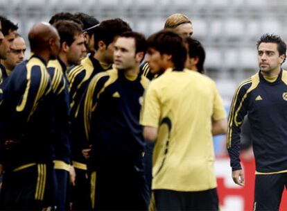 Xavi (a la derecha), junto al resto de los jugadores de la selección.