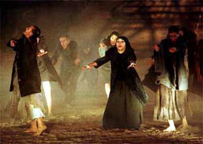 Montaje de <b></b><i>Las Parcas,</i> por la compañía Samarkanda Teatro, en el ensayo general en Mérida.