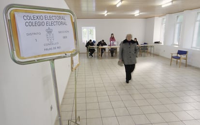 Una mujer sale del colegio electoral de una aldea lucense después de ejercer el voto para las elecciones gallega