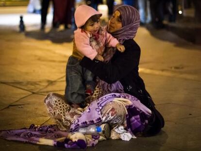 Una mujer con su niña en las calles de Estambul.