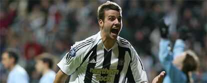 Steven Taylor celebra el gol de su equipo