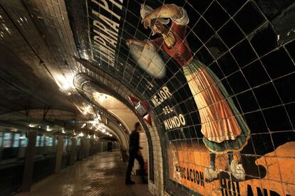 Publicidad en la antigua estación de metro de Chamberí que actualmente se puede visitar gratuitamente.