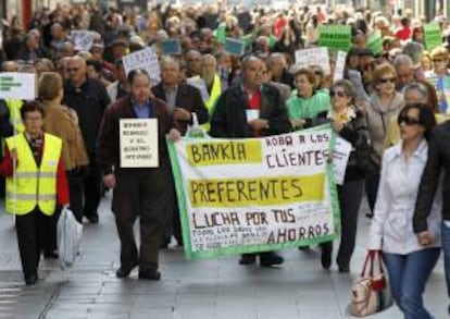 Un grupo de personas afectados por las participaciones preferentes de Bankia, a su paso por la plaza de Callao, durante una manifestación. EFE/Archivo