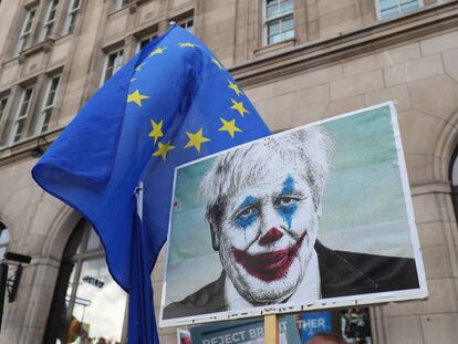 Pancarta en una manifestación en Londres frente al Parlamento británico, con Boris Johnson caricaturizado como el Joker.