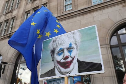 Pancarta en una manifestación en Londres frente al Parlamento británico, con Boris Johnson caricaturizado como el Joker.