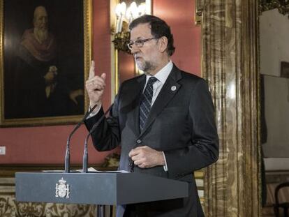 El presidente del Gobierno español, Mariano Rajoy, durante la rueda de prensa que ha ofrecido hoy en la Embajada de España en Roma.