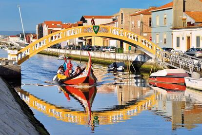Un moliceiro bajo el puente de Carcavelos, en Aveiro (Portugal).